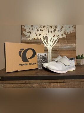 Pearl Izumi Studio Vesta Women's Shoes Size 8 NEW